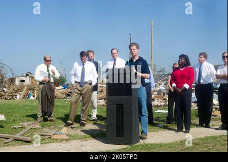 Le secrétaire Shaun Donovan en visite en Alabama pour voir les dégâts, les efforts de rétablissement dans le sillage de la tornade Tuscaloosa-Birmingham. Parmi les officiels qui accompagnaient le secrétaire Donovan lors de la visite du complexe de logements publics de Rosedale courts de Tuscaloosa et d'autres sites endommagés, on comptait le sénateur de l'Alabama Richard Shelby, la députée d'Alabama Terri Sewell, le maire de Tuscaloosa Walter Maddox, le directeur de l'Alabama Jim Bayard et le directeur exécutif de la Fédération des coopératives du Sud Ralph Paige. Banque D'Images