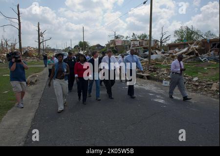 Le secrétaire Shaun Donovan en visite en Alabama pour voir les dégâts, les efforts de rétablissement dans le sillage de la tornade Tuscaloosa-Birmingham. Parmi les officiels qui accompagnaient le secrétaire Donovan lors de la visite du complexe de logements publics de Rosedale courts de Tuscaloosa et d'autres sites endommagés, on comptait le sénateur de l'Alabama Richard Shelby, la députée d'Alabama Terri Sewell, le maire de Tuscaloosa Walter Maddox, le directeur de l'Alabama Jim Bayard et le directeur exécutif de la Fédération des coopératives du Sud Ralph Paige. Banque D'Images