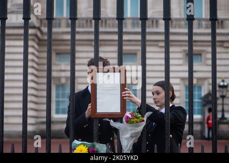Londres, Royaume-Uni. 09th septembre 2022. L'annonce royale officielle de la mort de la reine Elizabeth II est retirée des portes de Buckingham Palace crédit: Michael Tubi/Alamy Live News Banque D'Images