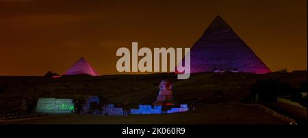 Vue sur les pyramides de Menkaure et de Kefren illuminées à côté du Sphinx de Gizeh Banque D'Images