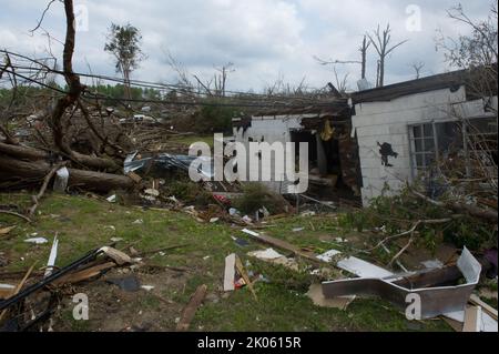 Dégâts, de Tuscaloosa-Birmingham, Alabama tornado, vus par le secrétaire Shaun Donovan lors d'une visite dans l'État. Banque D'Images