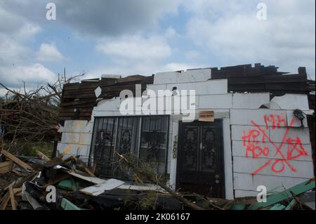 Dégâts, de Tuscaloosa-Birmingham, Alabama tornado, vus par le secrétaire Shaun Donovan lors d'une visite dans l'État. Banque D'Images