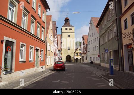 Ellinger Tor, porte médiévale de la ville allemande de Weißenburg. Rue, maisons à colombages. Été. Août. Banque D'Images