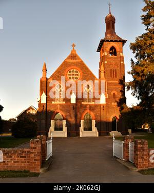 Vue de la façade de l'église catholique St Patricks de Glen Innes dans le nord de la Nouvelle-Galles du Sud, l'Australie au coucher du soleil Banque D'Images