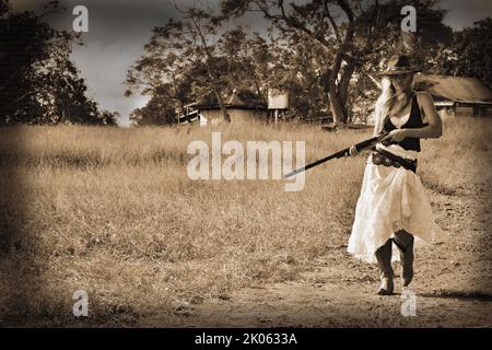 COWGIRLS AND GUNS, ELLE VOUS TIRERA DESSUS Banque D'Images