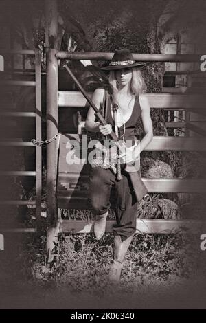 COWGIRLS AND GUNS, ELLE VOUS TIRERA DESSUS Banque D'Images