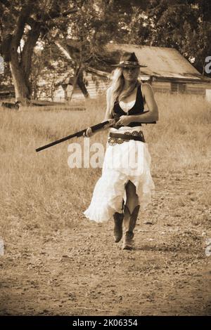 COWGIRLS AND GUNS, ELLE VOUS TIRERA DESSUS Banque D'Images