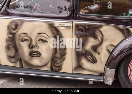 Marilyn Monroe est une œuvre d'art sur le côté d'une classique Volkswagen Beetle à Cooly Rocks, au festival rétro de Collangatta, sur la Gold Coast, dans le Queensland. Banque D'Images