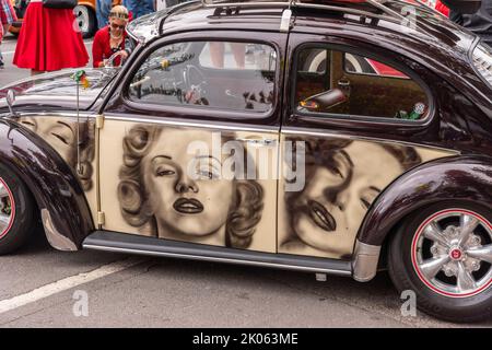 Marilyn Monroe est une œuvre d'art sur le côté d'une classique Volkswagen Beetle à Cooly Rocks, au festival rétro de Collangatta, sur la Gold Coast, dans le Queensland. Banque D'Images