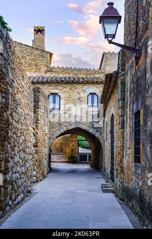 Jolie allée avec maisons médiévales et passages voûtés sous les bâtiments, Peratallada, Gérone, Espagne. Banque D'Images