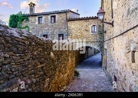 Jolie allée avec maisons médiévales et passages voûtés sous les bâtiments, Peratallada, Gérone, Espagne. Banque D'Images