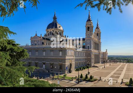 Vue aérienne de la cathédrale notre-Dame de la Almudena et de la Plaza de la Armeria à Madrid, Espagne, consacrée par le Pape Jean-Paul II en 1993 Banque D'Images