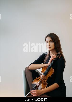 femme violoniste de portrait studio de tournage classique Banque D'Images