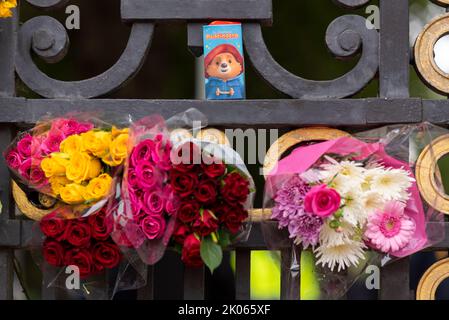 Westminster, Londres, Royaume-Uni. 10th septembre 2022. Après la mort de la Reine jeudi, des membres du public se sont rendus au Palais de Buckingham pour honorer son décès et laisser des fleurs, des cadeaux et des messages Banque D'Images