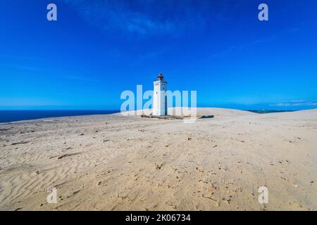 Le phare emblématique Rubjerg Knude FYR au Danemark, un jour d'été Banque D'Images