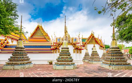 Temple Wat Pho à Bangkok, Thaïlande. Vue sur la pagode et la stupa dans le célèbre temple ancien. Bâtiments religieux dans le style du bouddhisme près du Grand Palais. Banque D'Images