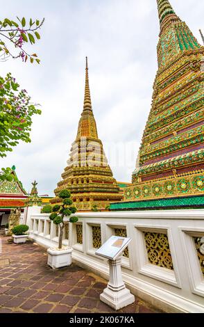 Vue rapprochée de la magnifique stupa en céramique au temple Wat Pho, Bangkok, Thaïlande. La pagode de style asiatique oriental est créée à partir de carreaux de céramique. FAMO Banque D'Images