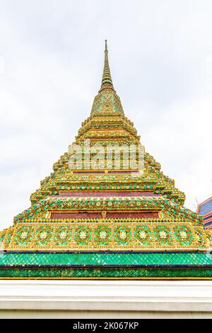 Vue rapprochée de la magnifique stupa en céramique au temple Wat Pho, Bangkok, Thaïlande. La pagode de style asiatique oriental est créée à partir de carreaux de céramique. FAMO Banque D'Images