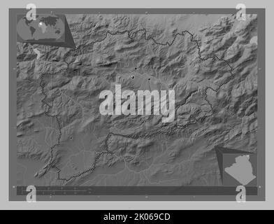 Guelma, province d'Algérie. Carte d'altitude en niveaux de gris avec lacs et rivières. Lieux des principales villes de la région. Cartes d'emplacement auxiliaire d'angle Banque D'Images