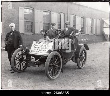 Thomas Edison et le capitaine W. Langdon, pilote de test Bailey Co. Et Frank McGuiness, ingénieur Edison Co. 1910. Une des premières voitures électriques. Banque D'Images