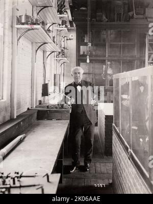 Thomas Edison en laboratoire avec des ampoules à effet Edison. 1919 Banque D'Images