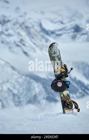 Snowboard sur le sommet d'une montagne Banque D'Images