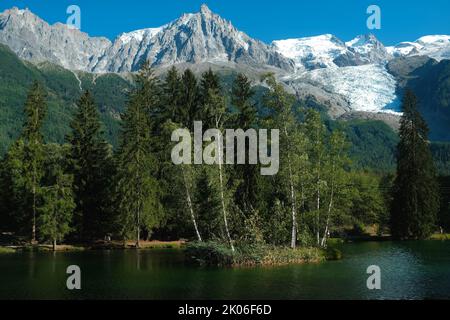 Paysage étonnant avec massif enneigé du Mont blanc et lac Chavant aux Houches, Chamonix, haute Savoie, France Banque D'Images