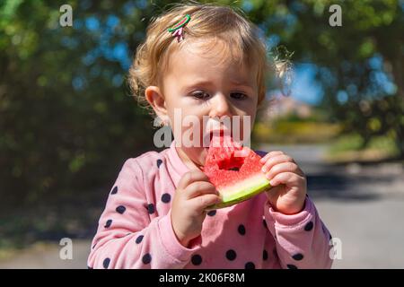 L'enfant mange de la pastèque en été. Mise au point sélective. Banque D'Images