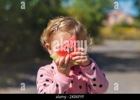 L'enfant mange de la pastèque en été. Mise au point sélective. Banque D'Images