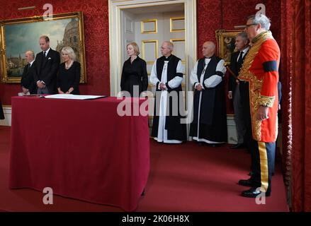 (Deuxième gauche-droite) le Prince de Galles, la Reine, le Premier ministre Liz Truss, l'archevêque de Canterbury, Justin Welby et l'archevêque de York, Stephen Cottrell lors de la cérémonie du Conseil d'accession au Palais St James, à Londres, où le roi Charles III est officiellement proclamé monarque. Charles est automatiquement devenu roi à la mort de sa mère, mais le Conseil d'adhésion, auquel assistent les conseillers privés, confirme son rôle. Date de la photo: Samedi 10 septembre 2022. Banque D'Images