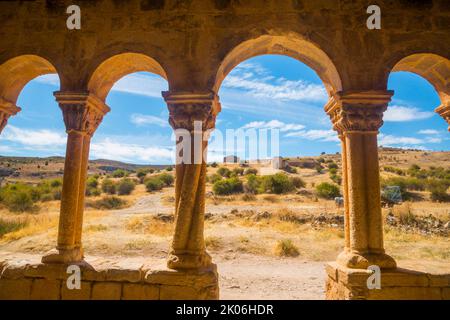 Portique de l'église San Pedro. Caracena, province de Soria, Castilla leon, Espagne. Banque D'Images