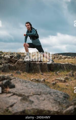 Entraînement masculin chinois de coureur de sentier dans la nature Banque D'Images