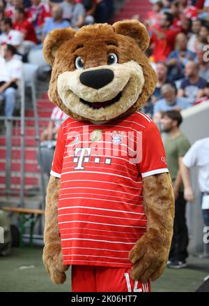 Maskottchen Bernie FC Bayern MŸnchen - Borussia Mšnchengladbach 27.8.2022 Fussball 1 . Bundesliga saison 2022 / 2023 © diebilderwelt / Alamy stock Banque D'Images