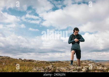 Entraînement masculin chinois de coureur de sentier dans la nature Banque D'Images