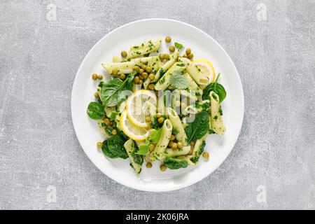 Penne de pâtes avec pesto aux épinards et pois verts Banque D'Images