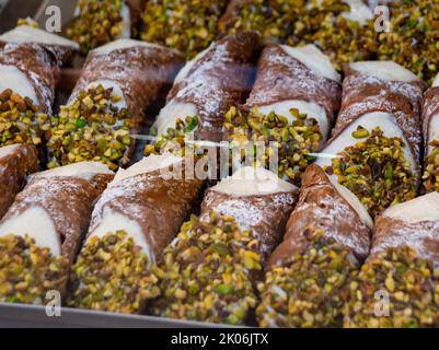 Assortiment de différents cannoli siciliens avec des pistaches hachées Banque D'Images