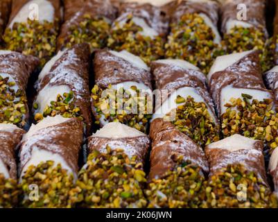 Assortiment de différents cannoli siciliens avec des pistaches hachées Banque D'Images