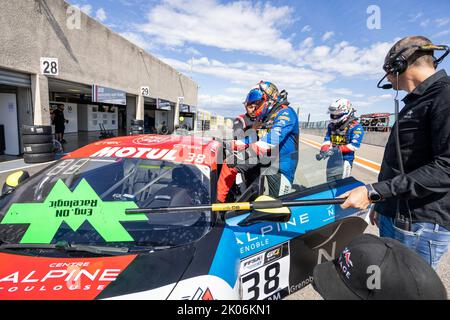 38 BELTOISE Vincent, LEMAITRE Yves, course de Mirage, Alpine A110 GT4, action pendant la ronde 5th du Championnat de France FFSA GT 2022, de 11 septembre à 13 sur le circuit de Lédenon à Lédenon, France - photo Marc de Mattia / DPPI Banque D'Images