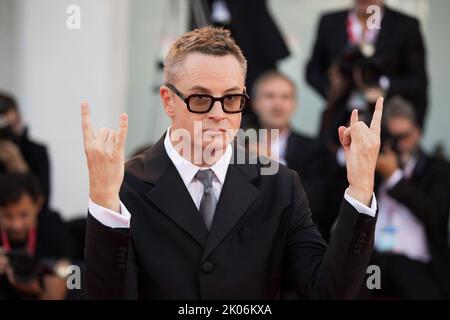 Le réalisateur Nicolas Winding Refn assiste au tapis rouge de la série Netflix 'Copenhague Cowboy' au Festival international du film de Venise 79th sur 09 septembre Banque D'Images