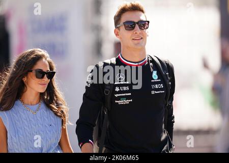 George Russell de Mercedes et Carmen Montero Mundt, petite amie, arrivent pour la pratique sur le circuit de Monza en Italie. Date de la photo: Samedi 10 septembre 2022. Banque D'Images