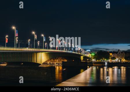 COLOGNE, ALLEMAGNE - 9 SEPTEMBRE 2022 : pont suspendu Deutz (Deutzer Brücke) sur le Rhin Banque D'Images