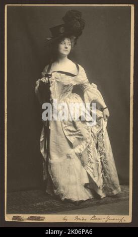 Elsie Leslie, 1899. La photographie est un portrait complet de l'actrice Elsie Leslie en costume tandis que Lydia languit dans la pièce de Richard Sheridan les rivaux. (Leslie ws la première étoile enfant de l'Amérique). Banque D'Images
