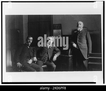 Trois employés du ministère du Trésor, M. Steele(?) et deux autres hommes, posaient en fonction, entre 1884 et 1930. Banque D'Images