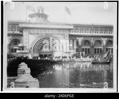 Bâtiment d'exposition de transport avec bateau et canards sur canal(?) En avant-plan à l'exposition de la Colombie du monde, Chicago, Illinois, 1893. Banque D'Images