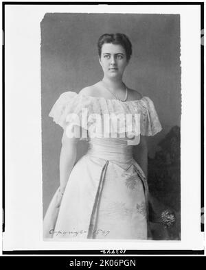 Mme Frances Folsom Cleveland, portrait de trois quarts de longueur, debout, face à gauche, c1897. [Frances Cleveland, épouse du président Grover Cleveland, devient première dame à 21 ans. Elle est la plus jeune femme d'un président en exercice]. Banque D'Images