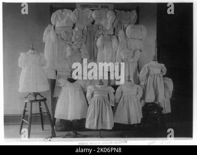 Robes, éventuellement faites par des élèves dans une école de Washington, D.C., exposées, (1899?). Banque D'Images