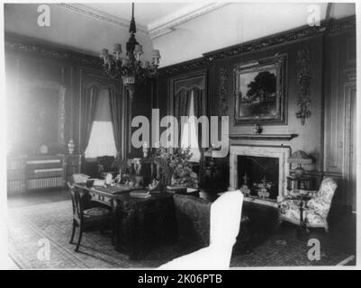 Vue intérieure de la maison de Mme Hamilton Rice à Newport, Rhode Island, avec bureau et cheminée, entre 1917 et 1927. Le manoir néoclassique Miramar a été conçu par Horace Trumbauer pour l'héritière et philanthrope Eleanor Elkins Widener et son mari George Widener. Après la mort de George à bord du RMS Titanic en 1912, Eleanor se Marie de nouveau, et Miramar a été utilisé comme résidence d'été par son second mari, géographe et explorateur Alexander H. Rice Jr Banque D'Images