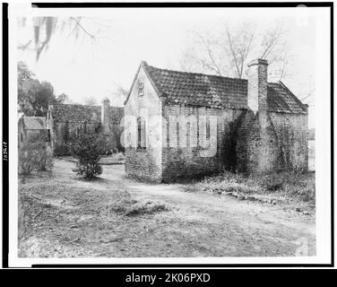 Boone Hall, bâtiments sur le terrain, Mount Pleasant vic., Charleston County, Caroline du Sud, 1938. (Chalets d'esclaves en briques sur la rue Slave, Boone Hall Plantation, construite entre 1790 et 1810). Banque D'Images