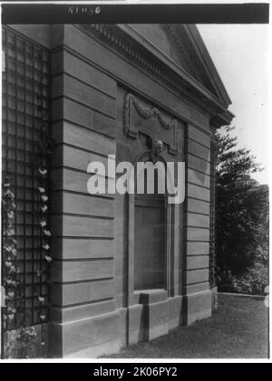 Hamilton Rice Home à Newport, Rhode Island, détails extérieurs, entre 1917 et 1927. Le manoir néoclassique Miramar a été conçu par Horace Trumbauer pour l'héritière et philanthrope Eleanor Elkins Widener et son mari George Widener. Après la mort de George à bord du RMS Titanic en 1912, Eleanor se Marie de nouveau, et Miramar a été utilisé comme résidence d'été par son second mari, géographe et explorateur Alexander H. Rice Jr Banque D'Images