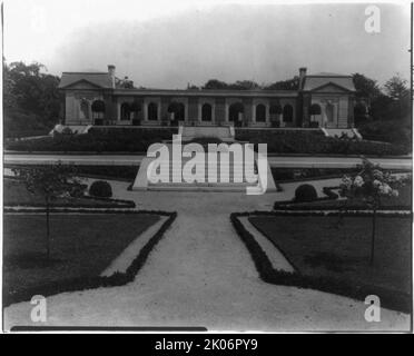 Hamilton Rice home, Newport, Rhode Island, vue extérieure, entre 1917 et 1927. Le manoir néoclassique Miramar a été conçu par Horace Trumbauer pour l'héritière et philanthrope Eleanor Elkins Widener et son mari George Widener. Après la mort de George à bord du RMS Titanic en 1912, Eleanor se Marie de nouveau, et Miramar a été utilisé comme résidence d'été par son second mari, géographe et explorateur Alexander H. Rice Jr. Les jardins ont été créés par Jacques GR&#xe9;ber. Banque D'Images